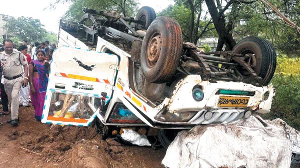 श्रद्धालुओं से भरी पिकअप पलटी, एक मौत, 17 जख्मी