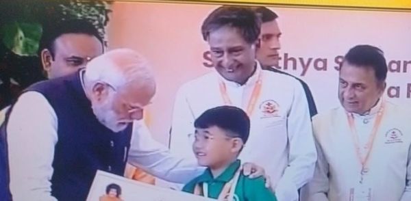 मोदी नन्हें बच्चों से दिल की बात कर रहे, गावस्कर भी आए हैं 