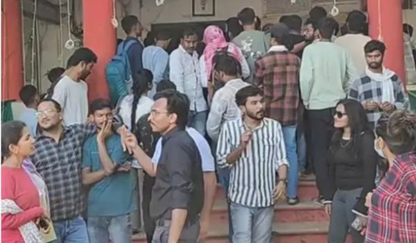 फीस लेकर बंद कर दी क्लास, कोचिंग सेंटर में छात्रों का हंगामा, थाने का घेराव