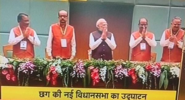 फीता काट कर न‌ई विधानसभा का उद्घाटन किया मोदी ने 