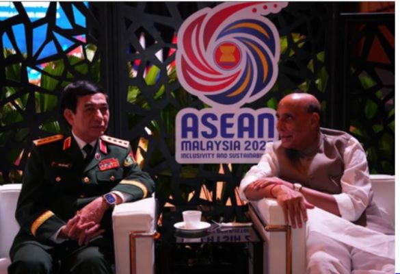 राजनाथ सिंह ने कुआलालंपुर में वियतनाम के रक्षा मंत्री फान वान गियांग से की मुलाकात 