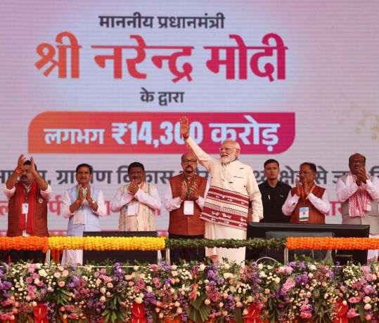 राज्योत्सव मंच पर प्रधानमंत्री मोदी 