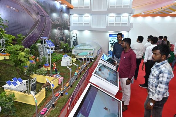 प्रधानमंत्री मोदी ने राज्योत्सव स्थल पर  विभागों द्वारा आयोजित प्रदर्शनी का किया शुभारंभ