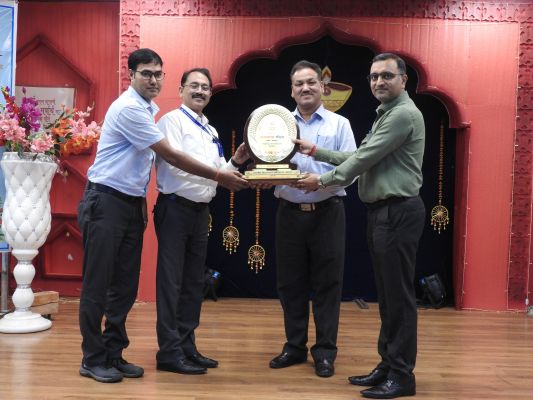 रायपुर हवाई अड्डे को राजभाषा शील्ड'