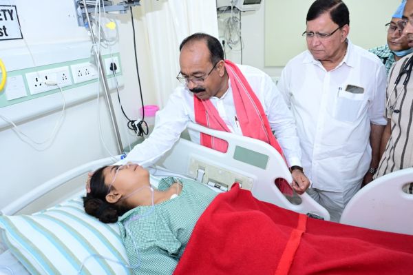 रेल हादसे में घायल लोगों से मिले साव 