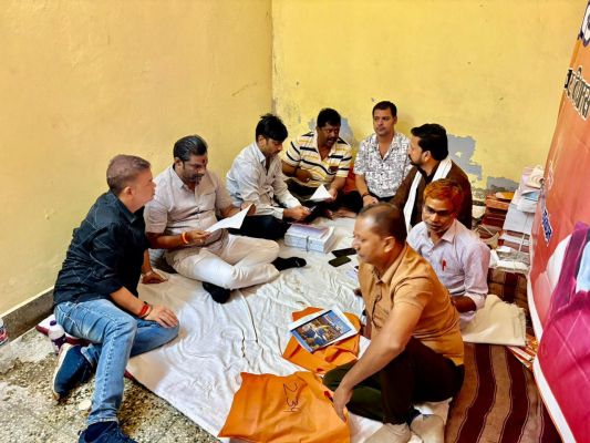 बिहार से लौट रहे प्रदेश भाजपा के कार्यकर्ता 