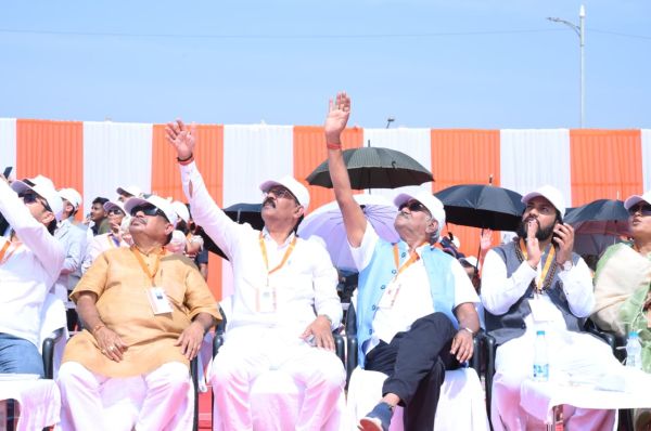 सूर्यकिरण टीम का रोमांचक प्रदर्शन देखा सांसद विधायकों ने