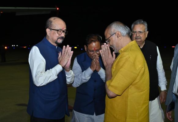 उपराष्ट्रपति दिल्ली  लौटे, एयरपोर्ट में दी गई बिदाई