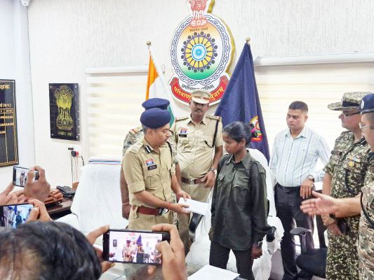 खैरागढ़ में 17 लाख वर्दीधारी इनामी महिला नक्सली का समर्पण