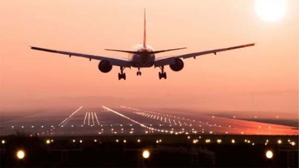 दिल्ली एयरपोर्ट पर तकनीकी ख़राबी से 100 से ज़्यादा फ्लाइट्स में देरी