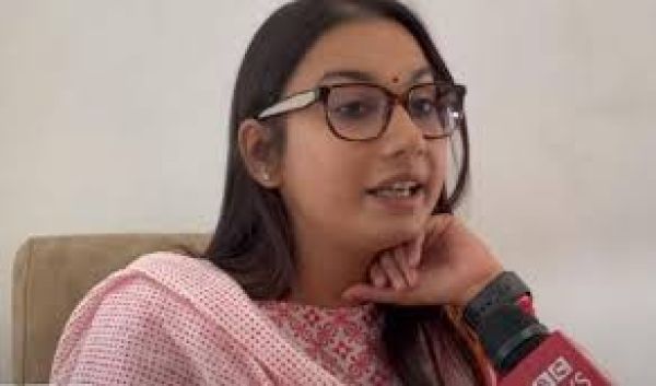 शांभवी चौधरी की दो उंगलियों पर वोटिंग की स्याही का वीडियो वायरल, ज़िला प्रशासन ने ये कहा