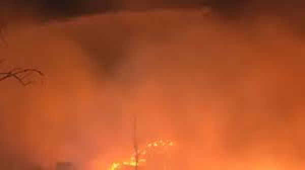 दिल्ली में रिठाला मेट्रो स्टेशन के पास भीषण आग से सैकड़ों झुग्गियां खाक, एक की मौत