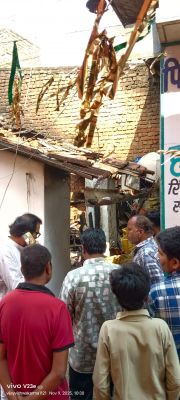 हाथ में पेट्रोल भरी बोतल, माचिस लेकर बाइक, और घर में आग लगाता रहा 