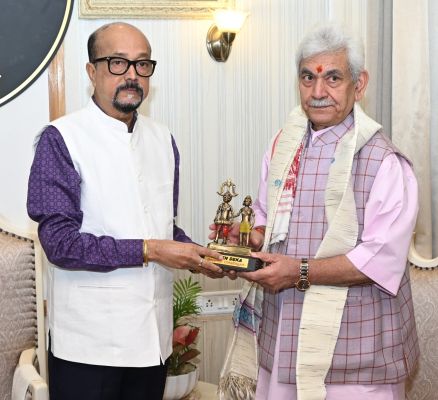 राज्यपाल  डेका से जम्मू-कश्मीर के उपराज्यपाल सिन्हा की सौजन्य मुलाकात