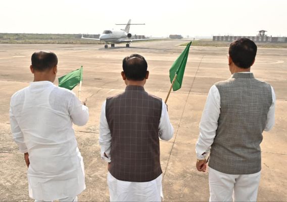 मुख्यमंत्री ने स्टेट हैंगर से विमान परिचालन सेवा को दिखाई हरी झंडी 
