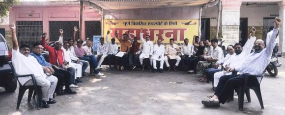 दिल्ली की उड़ानें घटने के बाद किराया 12 हजार तक पहुंचा