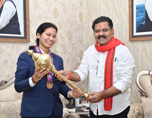 गृह मंत्री शर्मा से मिली महिला क्रिकेट टीम की फिजियोथेरेपिस्ट आकांक्षा