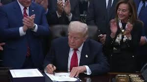 अमेरिका के इतिहास का सबसे लंबा शटडाउन ख़त्म, ट्रंप ने बिल पर किया साइन