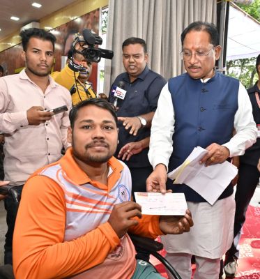 दिव्यांग रग्बी खिलाड़ी की मदद की सीएम ने जनदर्शन में दिया 90 हजार का  अनुदान