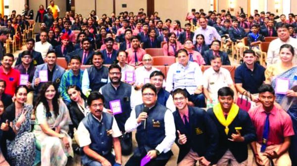 विद्यार्थियों को रोटरी क्लब ऑफ रायपुर हेरिटेज और नॉर्थ ने सिखाया तनाव रहित जीवन जीना