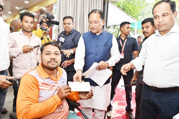 जनदर्शन में उमड़ा लोगों का हुजूम