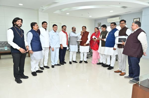 कैबिनेट से पहले बंटी मिठाई