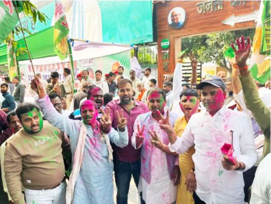 बिहार चुनाव : शुरुआती रुझानों में राजग को बढ़त के बाद भाजपा-जदयू के कार्यालयों में जश्न
