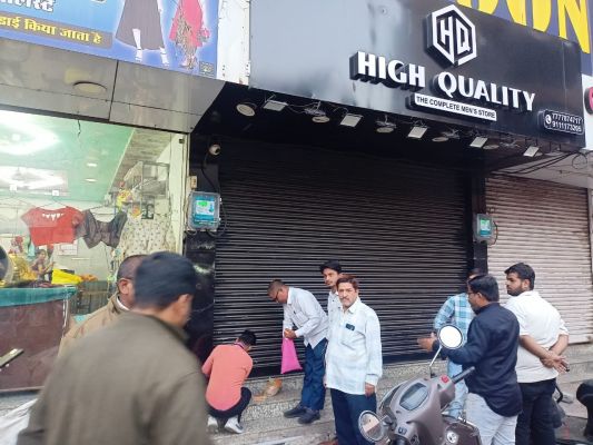 सील करते ही बकायादार ने बकाया टैक्स का नगद भुगतान किया 