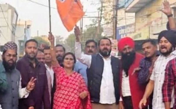 बिहार में एनडीए की धमाकेदार जीत पर ढोल-ताशों के साथ मना जश्न