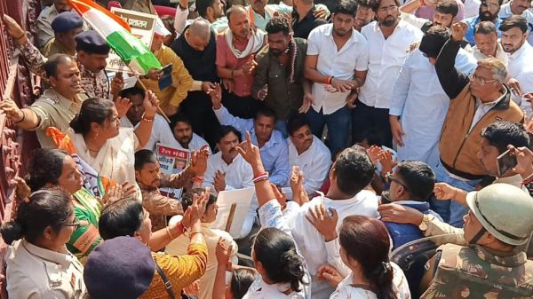 रेल हादसे में न्याय और सुरक्षा की मांग पर कांग्रेस का रेलवे जीएम ऑफिस घेराव