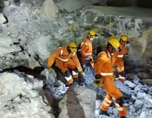 सोनभद्र में खदान धंसने की घटना के बाद एक मजदूर का शव बरामद, राहत-बचाव कार्य जारी