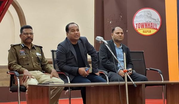 कलेक्टर ने  अधिकारी कर्मचारियों से कहा एस्मा लागू है होगी कार्यवाही 