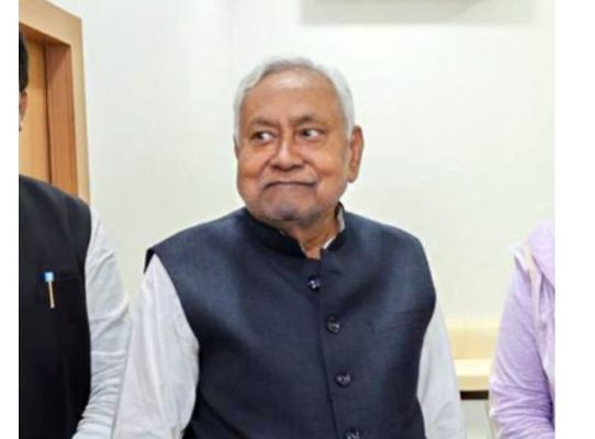 बिहार में नई सरकार गठन की प्रक्रिया शुरू, नीतीश ने राजभवन पहुंचकर विधानसभा विघटित करने का अनुशंसा पत्र सौंपा