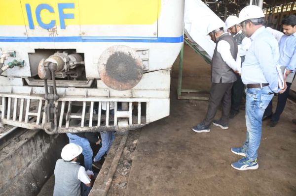 रेलवे जीएम ने मेमू कार शेड भिलाई के निरीक्षण में क‌ई तकनीकी जांच किया 