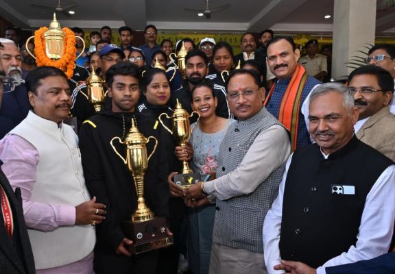 सीएम ने अभा वन खेल  के विजेता खिलाड़ियों से मुलाकात कर दी बधाई