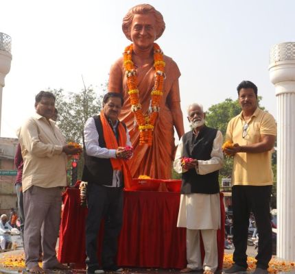 इंदिरा गाँधी को किया नमन 