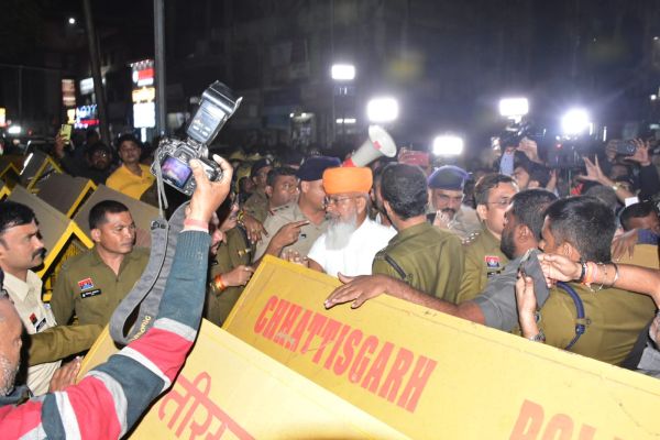 करणी सेना अध्यक्ष गिरफ्तारी बाद जमानत लेकर वापस लौट रहे 