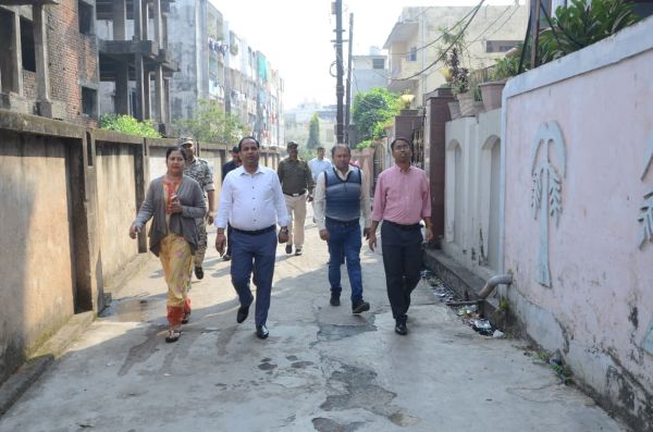 एसआईआर:  शत प्रतिशत पूर्ण करने बीएलओ के साथ कलेक्टर भी घूमे घर-घर