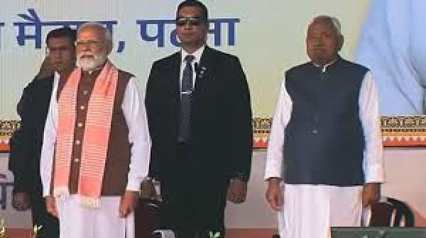 बिहार शपथ ग्रहण समारोह: मंच पर पहुंचे पीएम मोदी और नीतीश कुमार