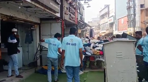  देखें VIDEO' s : शास्त्री बाजार में निगम की कार्रवाई, सामान जब्त 