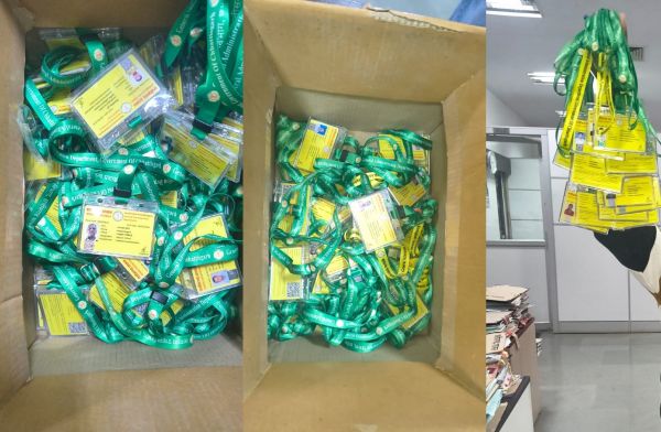 न‌ए आईडी कार्ड वापस करने जमा कर रहे मंत्रालय कर्मी 