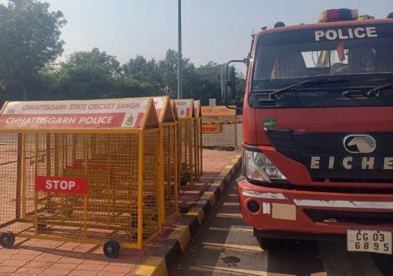 छत्तीसगढ़ स्टेट क्रिकेट संघ ने  पुलिस को सौंपे 200 लोहे के स्टापर