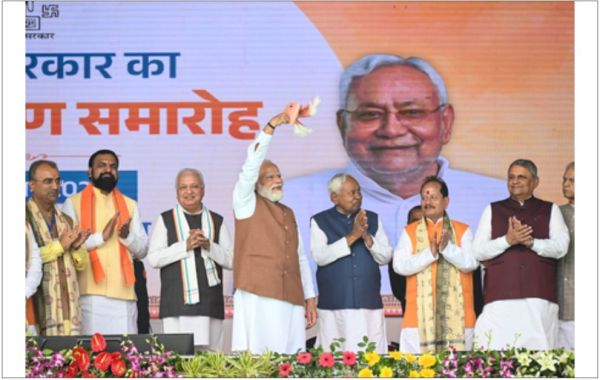 शपथ ग्रहण समारोह में मोदी का ‘गमछा’ लहराना बना आकर्षण