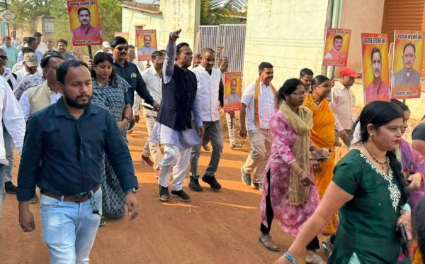 सूनसान प्लाट के लिए करोड़ों की सड़क- मोहल्ले धूल और गड्ढों से परेशान