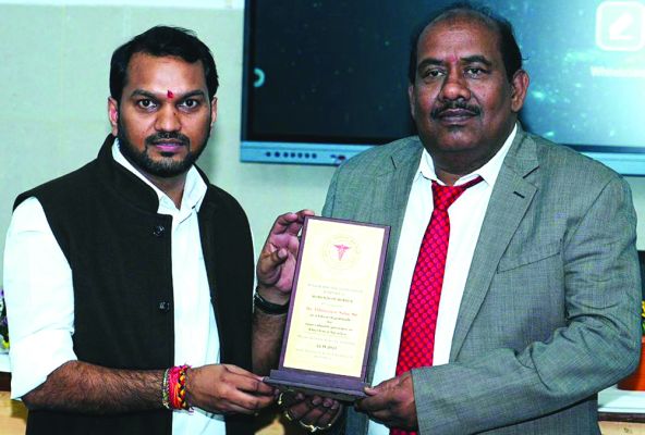 खुद का क्लिनिक खोलने पर युवा डॉक्टरों का डॉ. साहू ने किया मार्गदर्शन