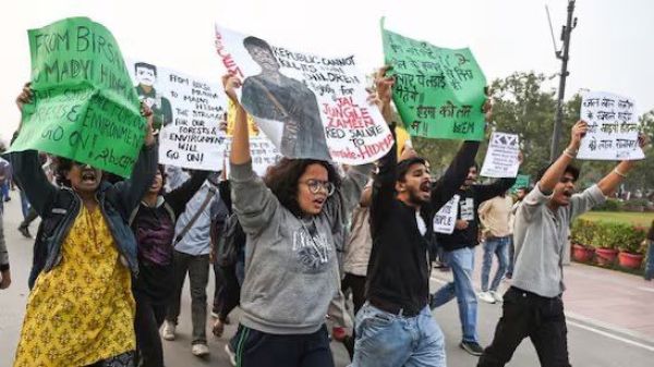 इंडिया गेट पर हिड़मा के समर्थन में पोस्टर 