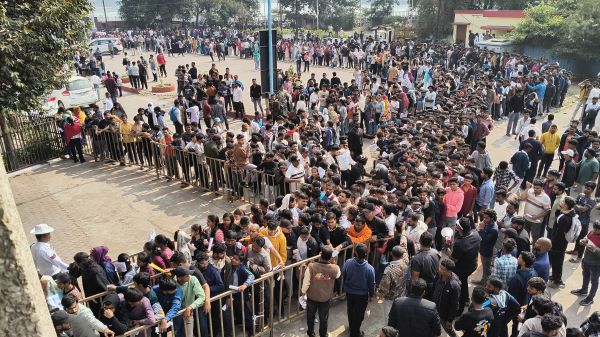 स्टूडेंट कंसेंशन टिकिटों के लिए सुबह 4 बजे से हजारों की भीड़ 