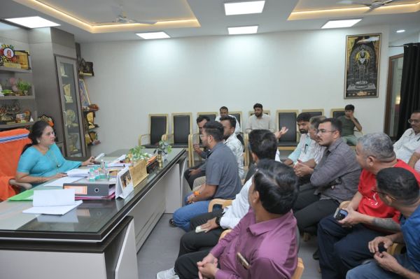 आमानाका रेल ब्रिज के नीचे वेंडिंग जोन में सभी सुविधाएं देने मीनल के निर्देश 