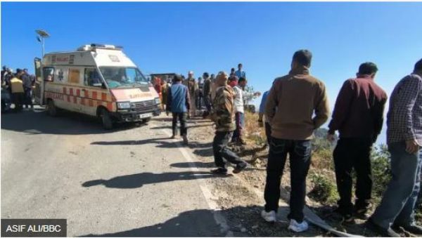 उत्तराखंड में मंदिर से लौट रहे यात्रियों की बस खाई में गिरी, 5 लोगों की मौत और 13 घायल