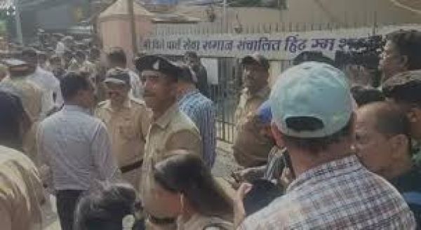 धर्मेंद्र के अंतिम संस्कार के समय मुंबई के विले पार्ले की श्मशान भूमि पर कैसा था माहौल